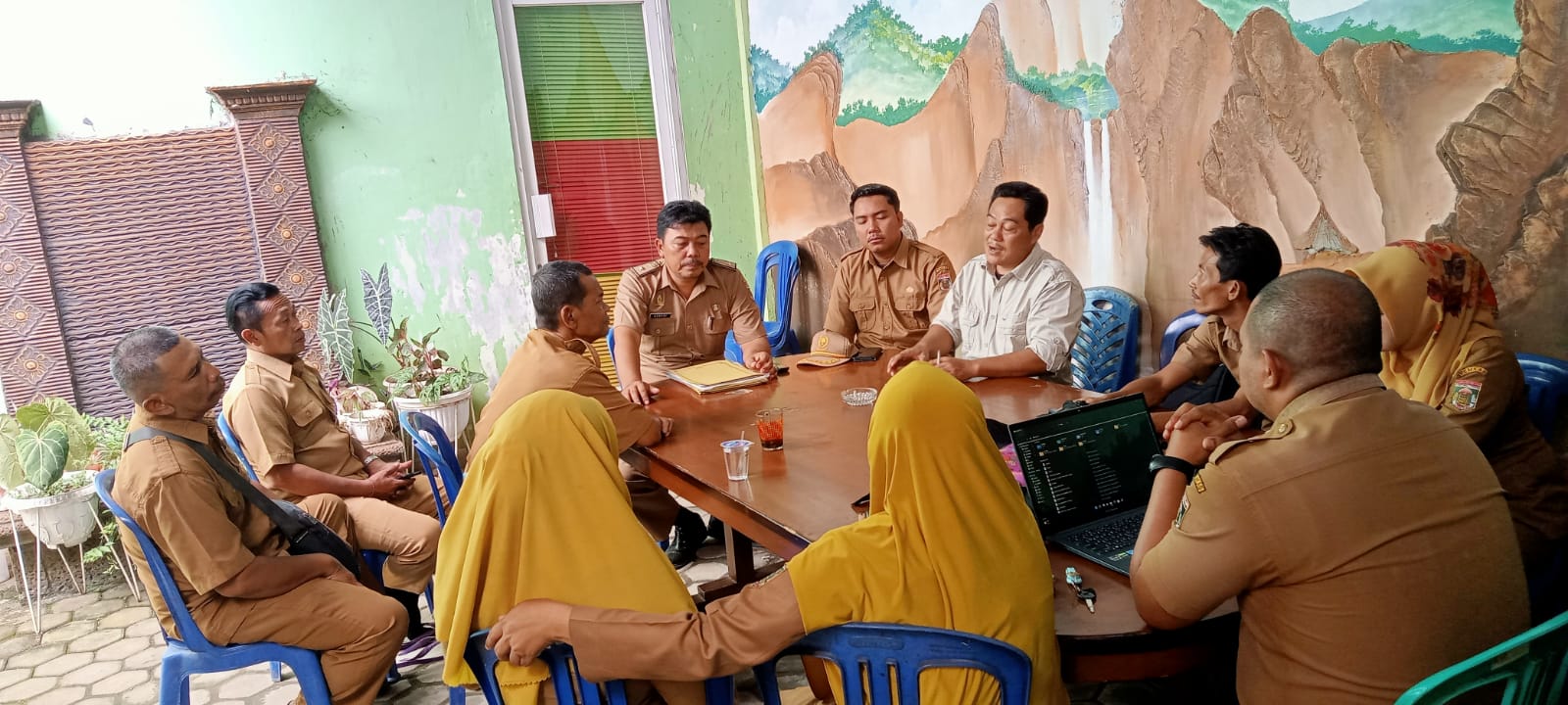 SOSIALISASI PELAYANAN PUBLIK APARATUR DAN KADUS SE- KECAMATAN BUMIRATU NUBAN